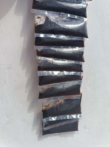 Salsa Negra Artesanal sobre